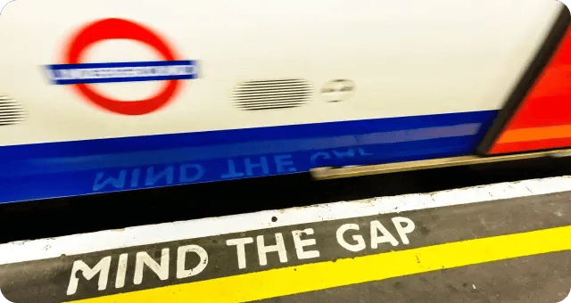 Londoner U-Bahn mit Mind the gap Schriftzug