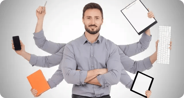 Ein Mann mit mehreren Armen hat unterschiedliche Büroartikel in den Händen