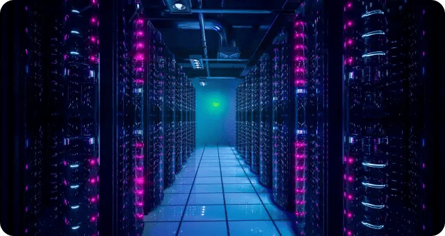 Leerer beleuchteter Serverraum
