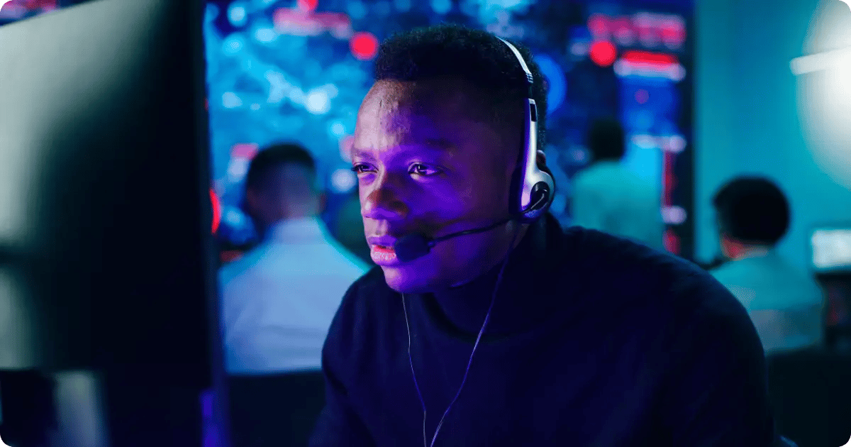 Mann mit Headset vor einem Monitor in einem Geheimdienstsetting