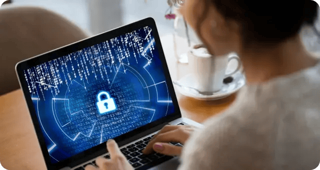 Frau sitzt vor einem Laptop und blickt auf einen IT Sicherheit Hintergrund