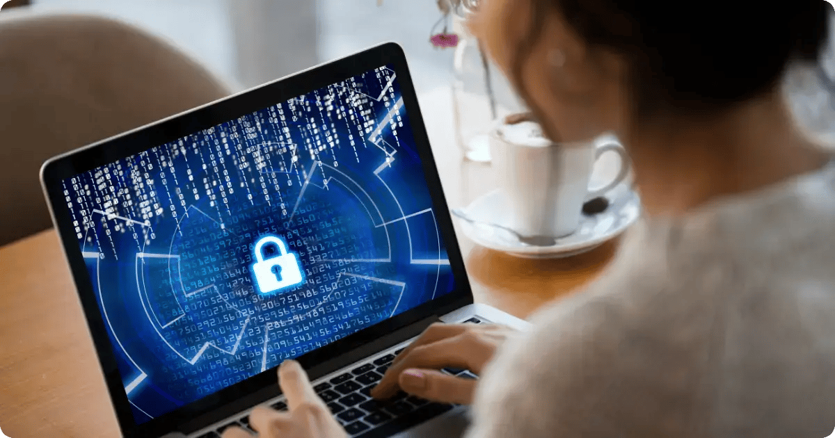 Frau sitzt vor Laptop