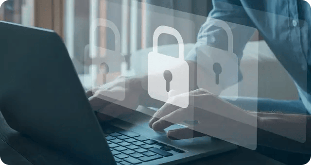 Mann an Laptop mit einem Sicherheitsschloss als Symbol im Vordergrund