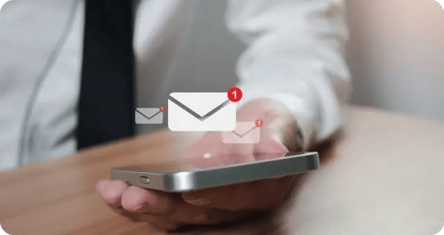 Mann am Handy öffnet symbolisch E-Mails