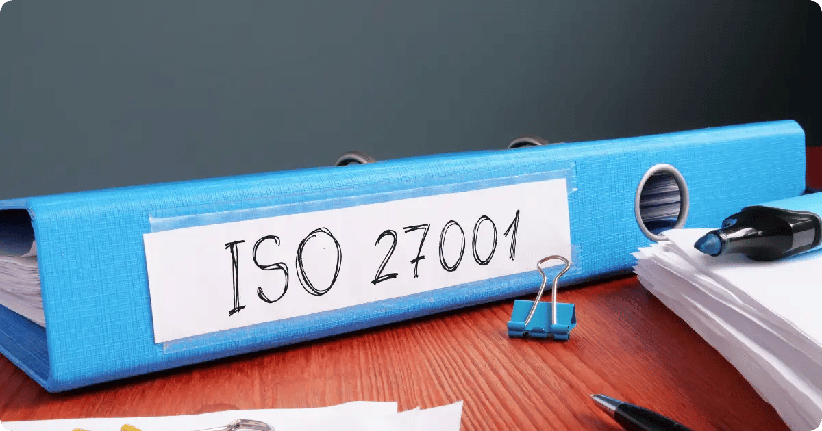 Ordner mit ISO27001 Beschriftung