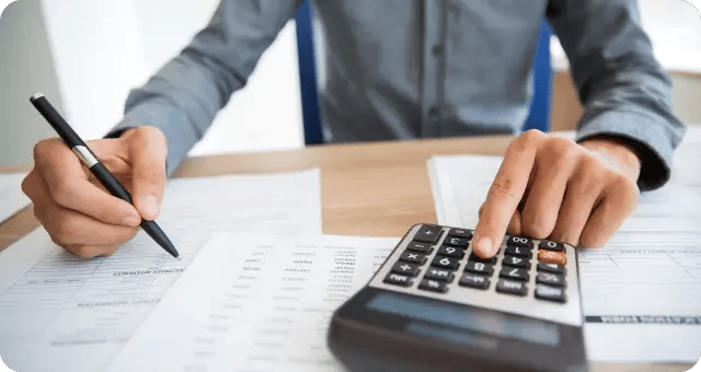 Mann mit Stift und Taschenrechner
