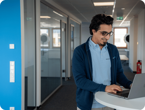 IT-Mitarbeiter-Stehend-Vor-Laptop