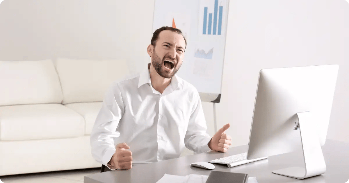 Mann vor einem Computer schreit