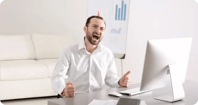 Mann vor einem Computer schreit