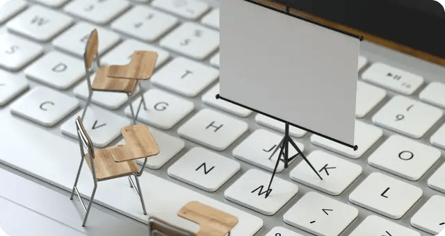 Kleine Tische und eine Leinwand stehen als Miniatur auf einer Tastatur