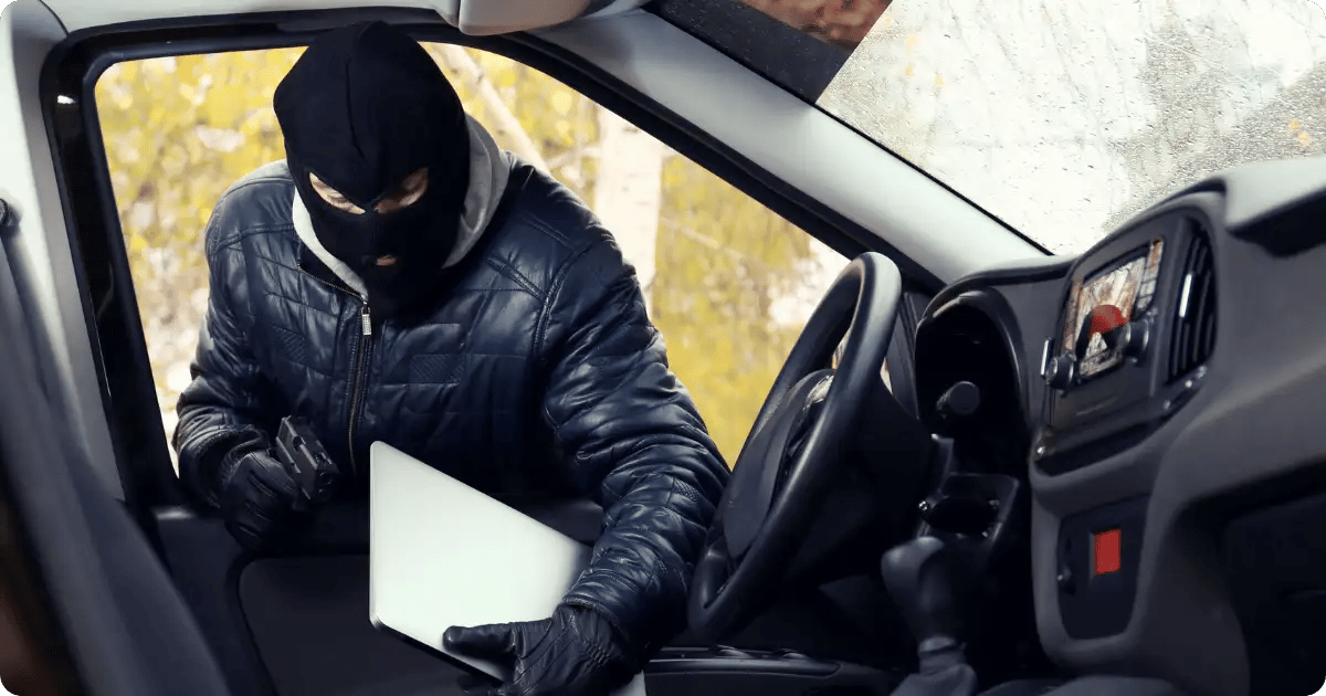 Mann stiehlt Laptop aus Auto