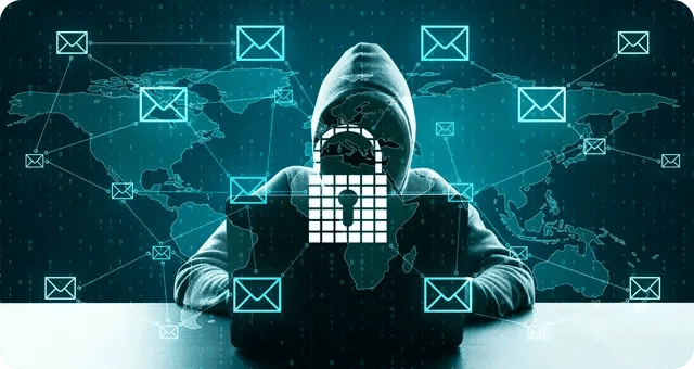 Hacker vor einem Laptop mit einer Weltkarte im Hintergrund