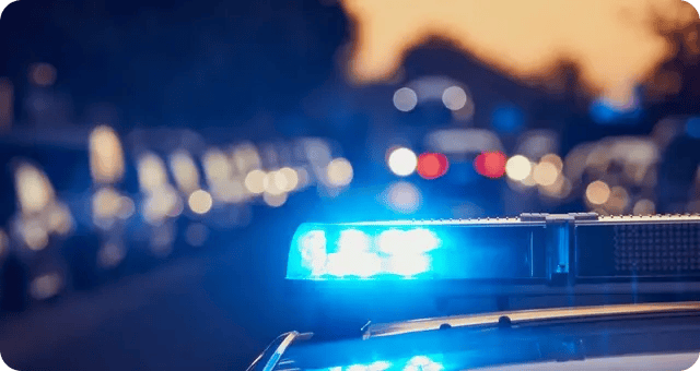 Polizeiauto mit Sirene fährt auf einer Straße