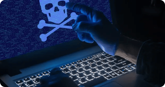 Gehackter Laptop mit Totenkopf auf Bildschirm