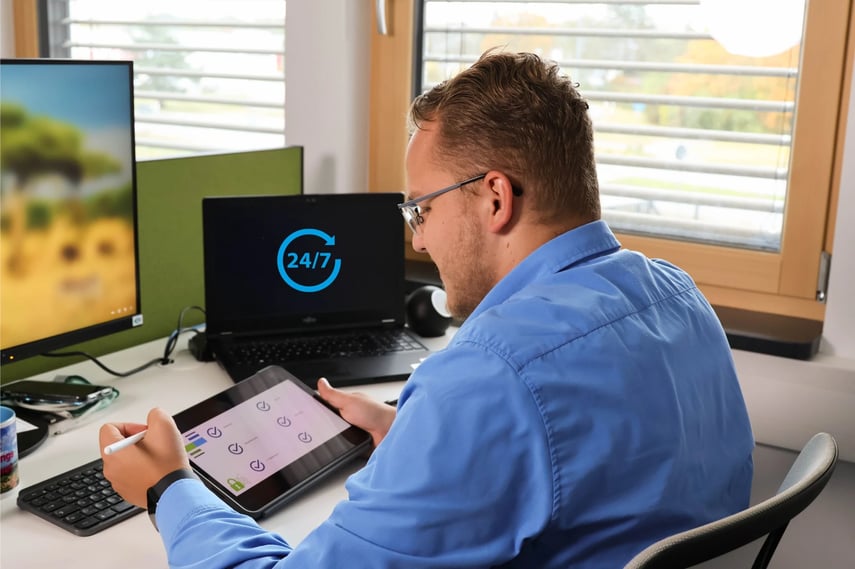 IT Mitarbeiter arbeitet mit Tablet