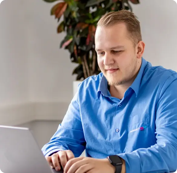 IT-Mitarbeiter-vor-Computer-1