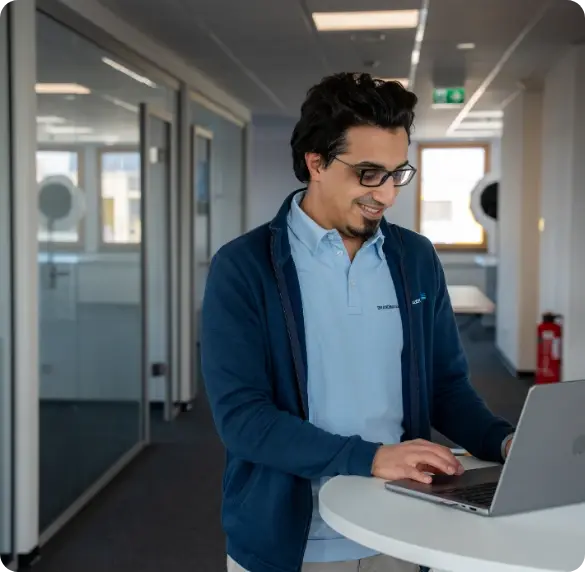 IT-Mitarbeiter-vor-Laptop-1