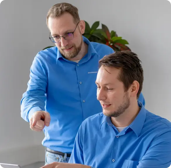 Zwei-IT-Mitarbeiter-vor-Computer