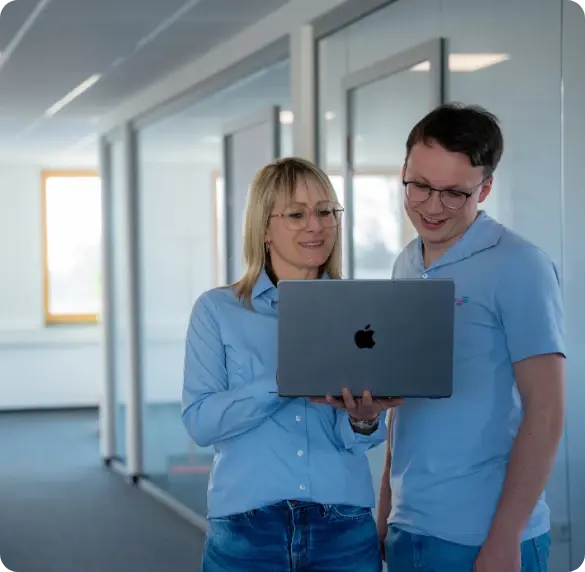 Zwei-Mitarbeiter-vor-Laptop-1